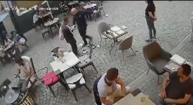 Арестуваха ресторантьора нападнал Митко от Пловдив съобщава NOVA Днес около 19 45 часа служители
